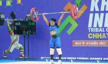 राजमिस्त्री की बेटी मोनिखा सोनोवाल ने दर्द और आत्म-संदेह को हराकर जीता वेटलिफ्टिंग गोल्ड