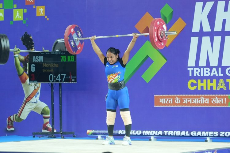 राजमिस्त्री की बेटी मोनिखा सोनोवाल ने दर्द और आत्म-संदेह को हराकर जीता वेटलिफ्टिंग गोल्ड