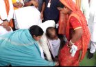 जब सीएम साय ने तेंदूपत्ता संग्रहकों को पहनाई चरण पादुका,उत्साह बढाकर राशन, पेयजल, शिक्षा और महतारी वंदन योजना की जानी जमीनी हकीकत