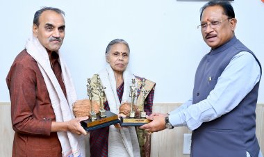 मुख्यमंत्री से मिले पद्मश्री से सम्मानित समाजसेवी गोडबोले दंपति, सीएम साय ने कहा-बस्तर में सुरक्षा के साथ स्वास्थ्य, शिक्षा और जनसेवा पहुंचाने पर सरकार का फोकस