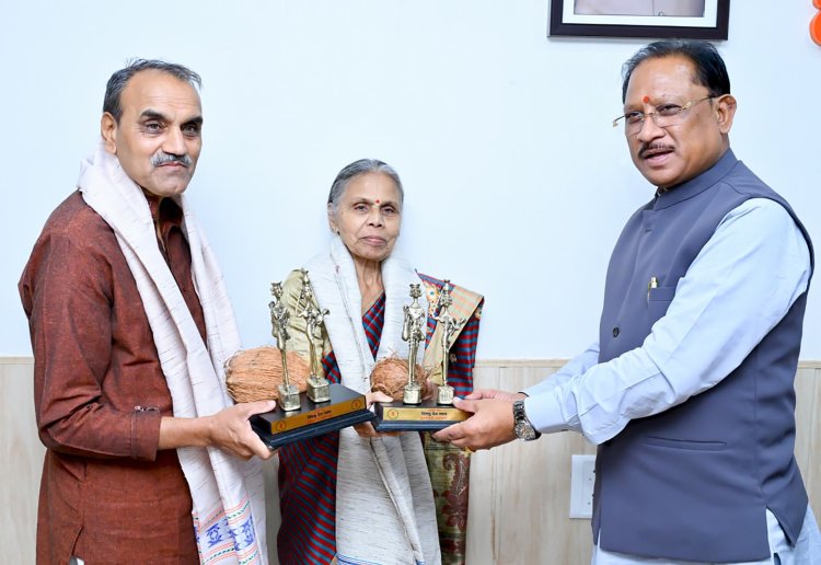 मुख्यमंत्री से मिले पद्मश्री से सम्मानित समाजसेवी गोडबोले दंपति, सीएम साय ने कहा-बस्तर में सुरक्षा के साथ स्वास्थ्य, शिक्षा और जनसेवा पहुंचाने पर सरकार का फोकस