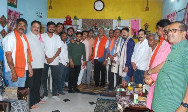 धरसीवां में घर-घर पहुंचे सांसद बृजमोहन अग्रवाल: ग्रामीणों के साथ रात्रि भोज,विकास और जनकल्याण को लेकर कई अहम घोषणाएं