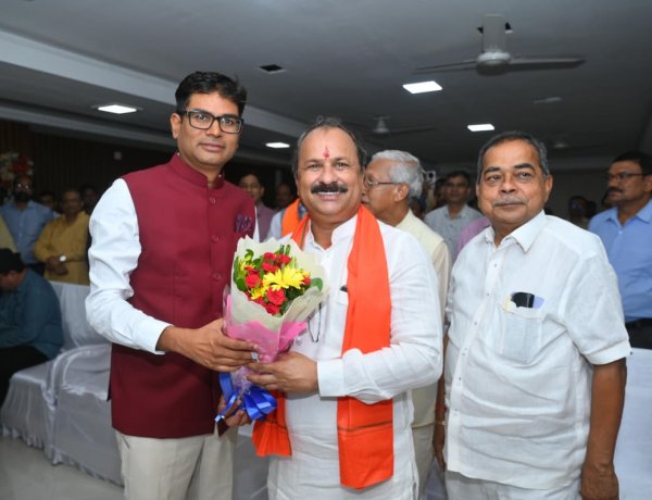 रायपुर विकास प्राधिकरण के नए उपाध्यक्ष डॉ. जय प्रकाश शर्मा ने संभाला पदभार