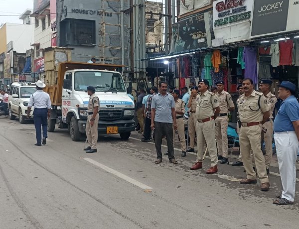 मालवीय रोड-शास्त्री बाजार में चला अतिक्रमण हटाओ अभियान : ठेले-गुमटियां हटाईं,सड़क पर सामान फैलाने वाले दुकानदारों पर भी कार्रवाई