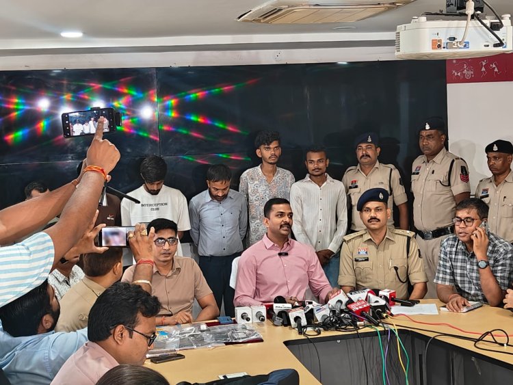 प्रोफेसर ने लिफाफे में सुई से छेद कर मोबाइल से बनाई थी वीडियो,11 हजार में छात्रों को बेचा था पेपर,6 आरोपी गिरफ्तार