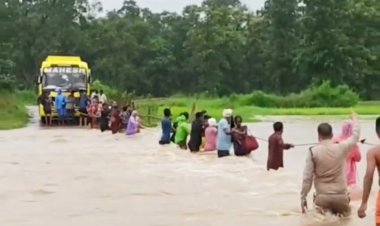 बस के चारों तरफ सैलाब... अंदर 50 यात्रियों की सांसें अटकीं, रस्सी बनी जिंदगी की डोर