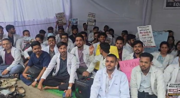 आश्वासन नहीं,अब लिखित आदेश चाहिए : मरीज हित में धरना स्थल पर समानांतर ओपीडी, चिकित्सकों का आंदोलन जारी
