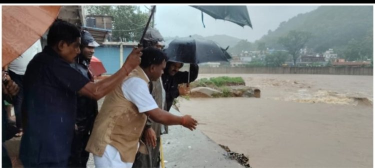 48 घंटे से मूसलाधार बारिश से कांकेर जिला तरबतर,दूध नदी का बढ़ा जलस्तर घंटे से मूसलाधार बारिश से कांकेर  जिला हुआ जलमग्न