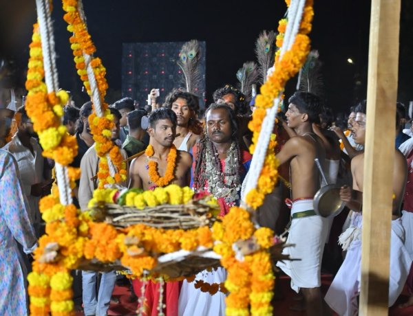 कांटों के झूले पर विराजीं मां काछनदेवी,75 दिवसीय विश्व प्रसिद्ध बस्तर दशहरा महापर्व मनाने की दी अनुमति