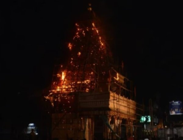 रायपुर में मां दुर्गा के निर्माणाधीन पंडाल में लगी आग,दमकल टीम ने काफी मशक्कत से पाया काबू